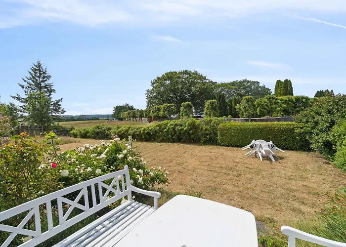 Family Near Beach, Town And Nature Feriehus