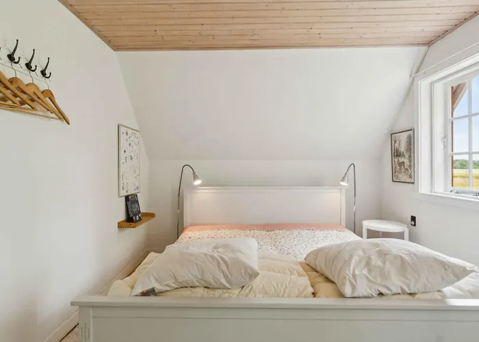 Family Near Beach, Town And Nature Feriehus *