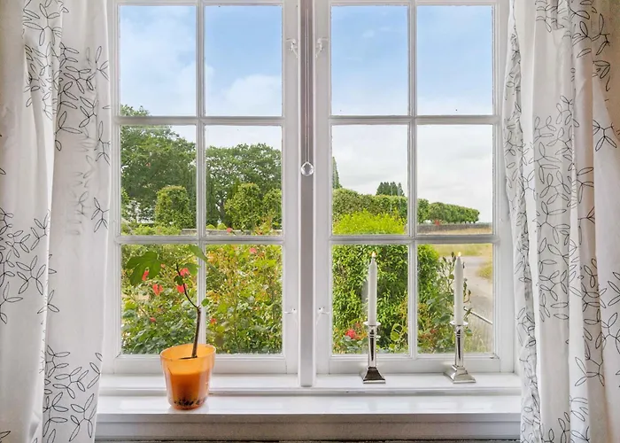 Family Near Beach, Town And Nature Feriehus